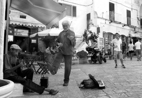 ostuni artisti di stradaWEB.jpg