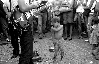 Bimbo e chitarra.jpg