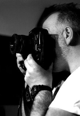Ritratto con fotocamera.jpg