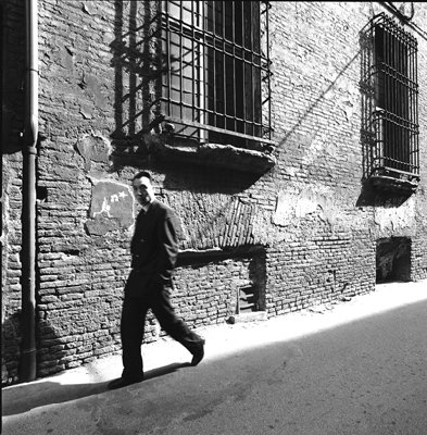 questa la dedico a te,Nat,avevo nella mente e nel cuore la canzone di Fabrizio De Andrè,un attimo prima di scattare....<br />Hasselblad 503cxi distagon 40/4 Tri X 320 Pro ( in 220)..Gradual ST 20 e Ilford Galerie gr 4..come vedi siamo almeno in 2 irriducibili 