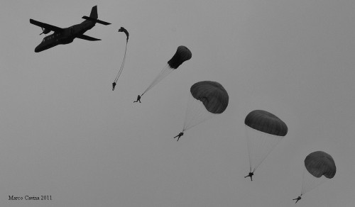 paracadutisti-alpini-lancio-su-Alpe-di-Siusi-con-paracadute-modello-T10.jpg