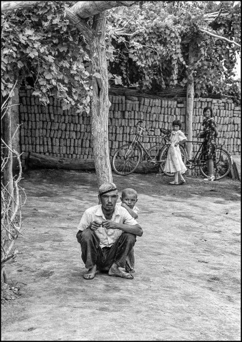 Un uomo e suo figlio v2 (Olympus OM2 Ilford FP4).jpg